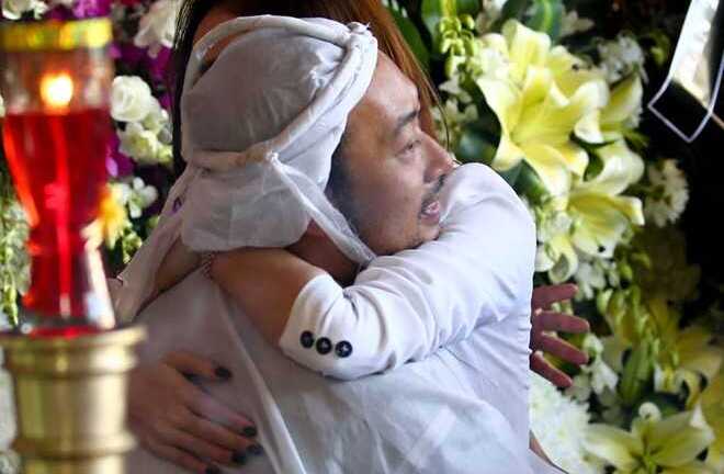 Minh Hằng an ủi Quang Dũng ở lễ viếng nhà văn Quang Sáng