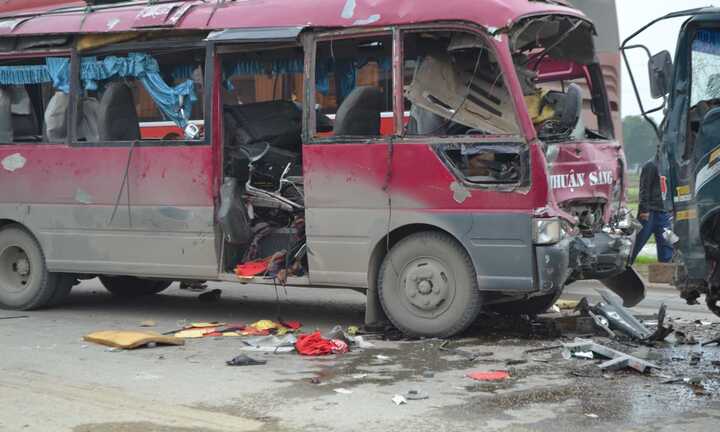 Xe khách nổ tung trên QL1A, nhiều người thương vong