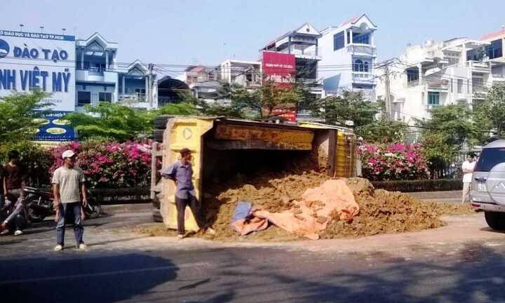 Lật xe ben trên quốc lộ 22, giao thông hỗn loạn