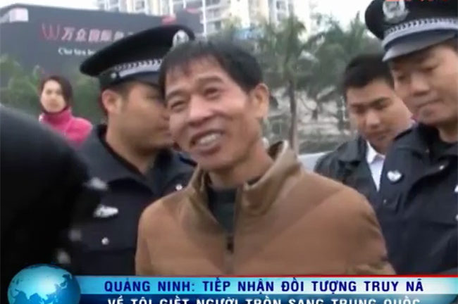 Kẻ giết vợ cười tươi khi bị bắt