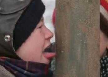 Vừa thương vừa buồn cười cứu bé kẹt lưỡi vào cột sắt