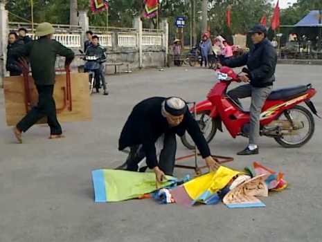 Ban quản lý đền Trạng trình bẻ bút, đập nghiên, xé giấy của ông đồ