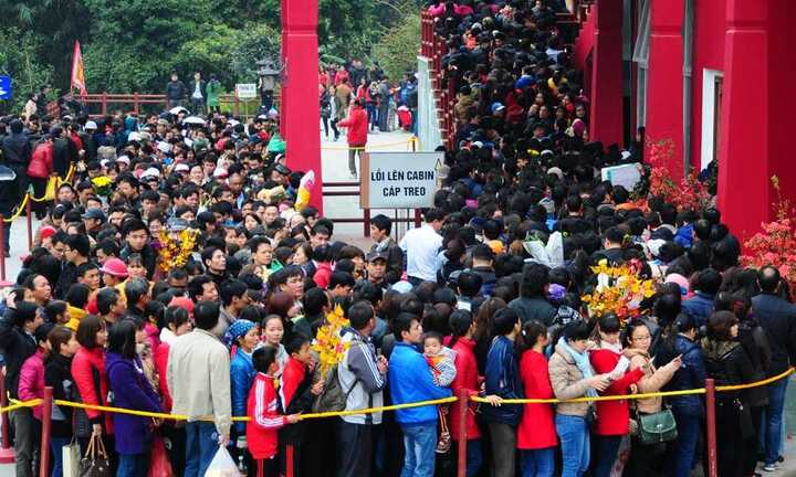 Hàng vạn du khách đổ về Tây Thiên dịp đầu xuân