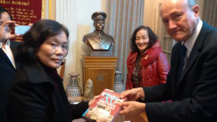 Giáo sư Larry Berman thăm gia đình cố Đại tướng Võ Nguyên Giáp