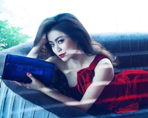 Hoàng Thùy Linh lả lơi nằm dài trên ghế