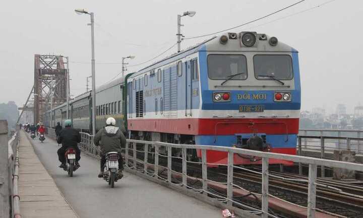 Đại tu cầu Long Biên: Sao lại để tàu hỏa đâm xuyên ‘ngực’?