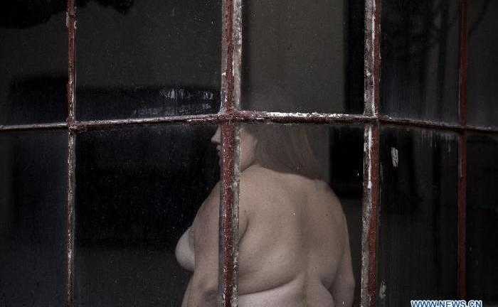 Cô gái trẻ liều lĩnh khoe cơ thể đặc biệt