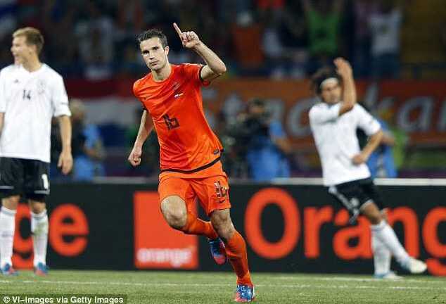 Ở Man Utd, Van Persie chỉ gặp toàn bất hạnh?