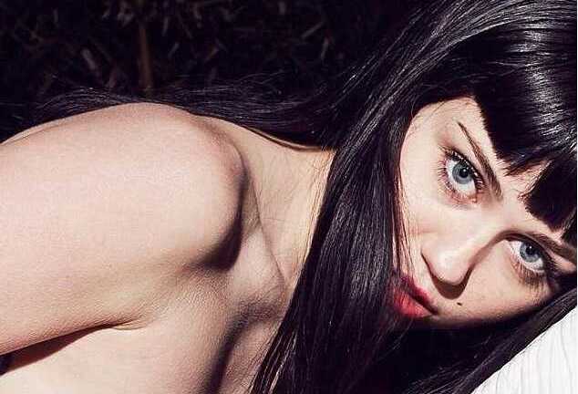 Miley Cyrus tung ảnh trút bỏ xiêm y táo bạo