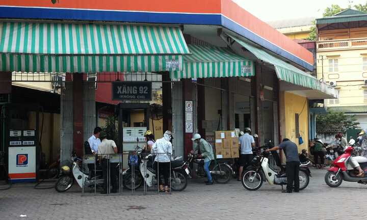 Xăng, dầu chính thức tăng giá