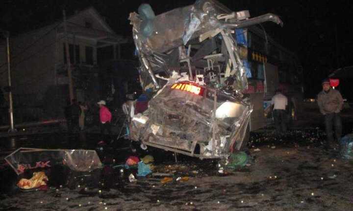 Xe khách đấu đầu container, 21 người thương vong