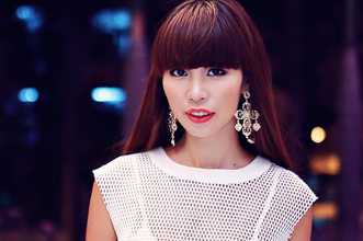 Hà Anh áo lưới khoe nội y nhức mắt