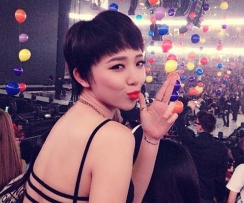 Tóc Tiên lưng trần đi xem show của Miley Cyrus