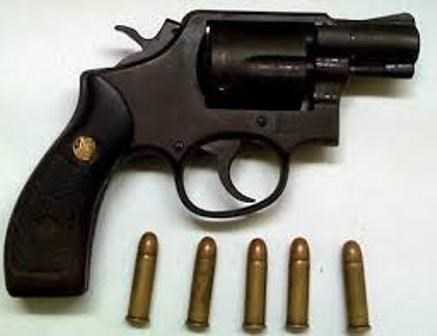 Mang súng đi gây sự, bị 'cướp' ngay trên tay