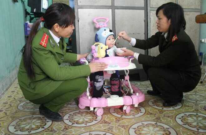 Bế bé 1 tuổi vào phiên tòa, bỏ rơi trên tay bị cáo