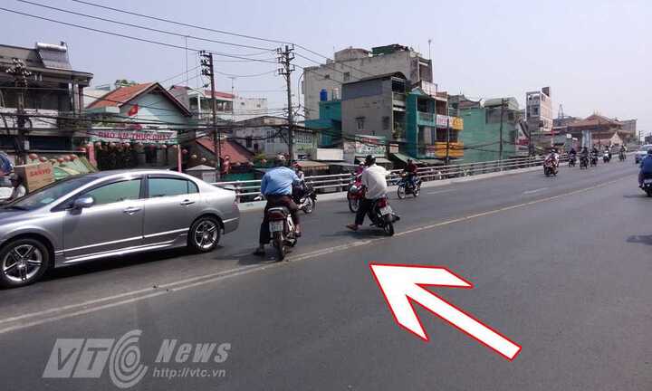 TP.HCM: Những kẻ liều chết trên cầu vượt Cây Gõ