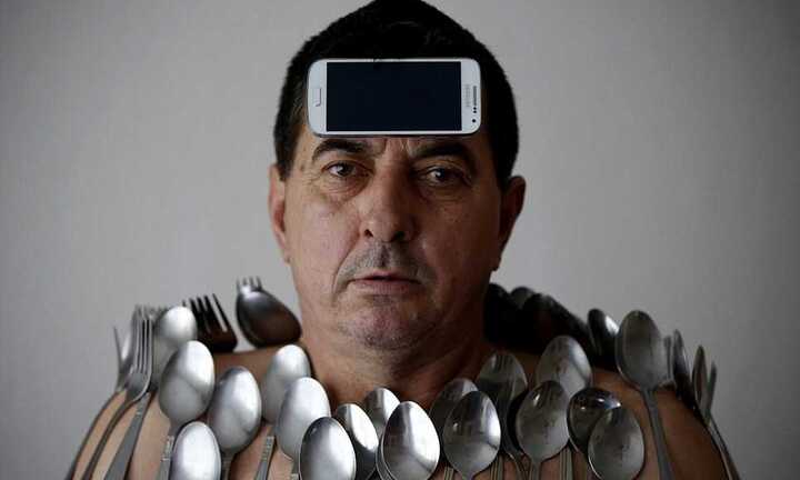 Người đàn ông có khả năng hút dính vạn vật