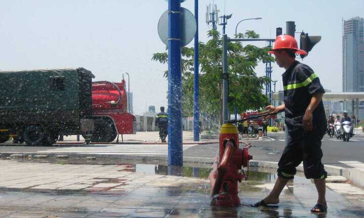 Tàn thuốc lá gây cháy lớn gần cửa hầm vượt sông Sài Gòn