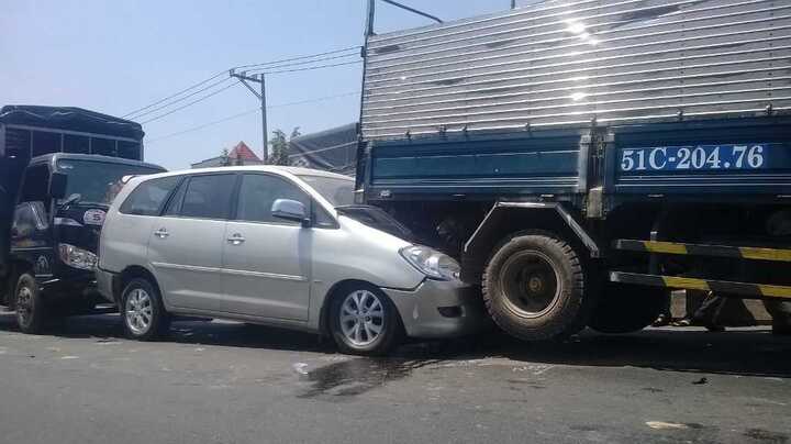 5 ôtô tông nhau liên hoàn, quốc lộ 1A ùn tắc hơn 2 giờ
