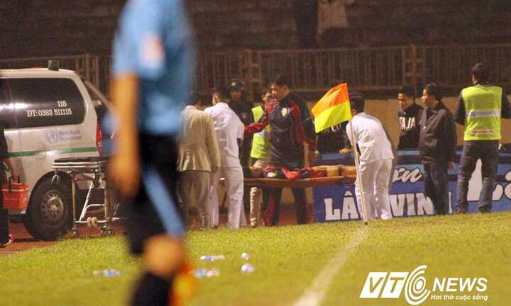 Đồng đội Công Vinh ‘tiễn’ đối thủ vào viện