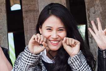 Hoa hậu biển Vân Anh rạng rỡ với trẻ em vùng cao