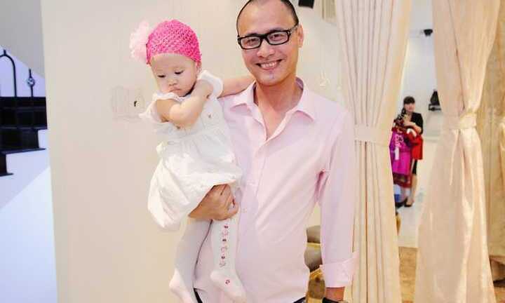 Chồng đại gia tất bật bế con cho Vũ Thu Phương tiếp khách