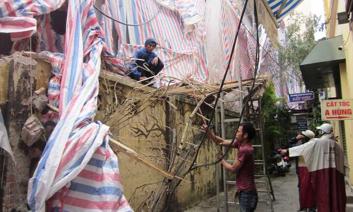 'Bom' rơi giữa phố cổ Hà Nội