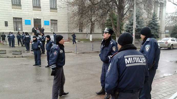 Tòa nhà chính quyền Ukraine bị chiếm, treo cờ Nga