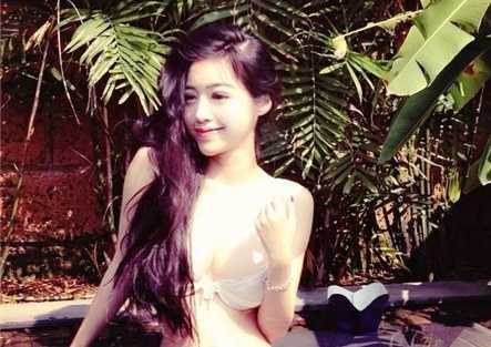 Elly Trần lại khoe vòng một quá cỡ