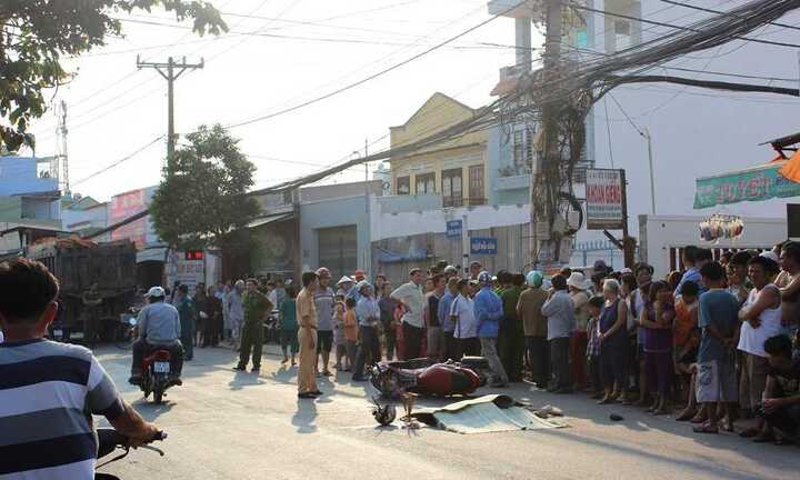 Tránh xe máy, nam thanh niên bị xe ben cán qua người