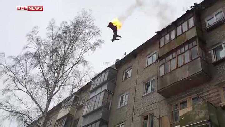 Clip: Nhảy từ tầng 5 xuống với cơ thể bốc cháy