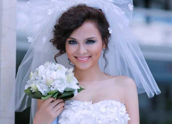 Thông tin ít ỏi về chồng đại gia của Hoa hậu Diễm Hương