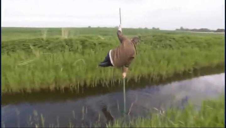 Cười vỡ bụng với 'tuyệt chiêu' vượt mương nước