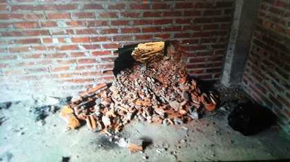 Trộm ngang nhiên đục tường nhà dân giữa ban ngày