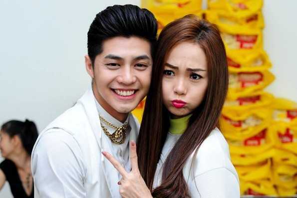 Minh Hằng váy ngắn khoe chân thon nuột nà