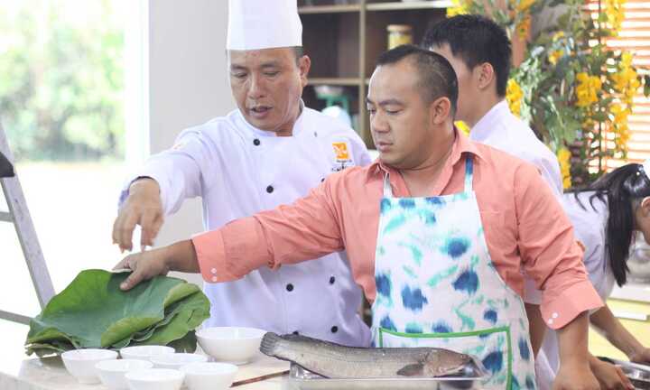 Hiếu Hiền học nấu ăn nịnh vợ