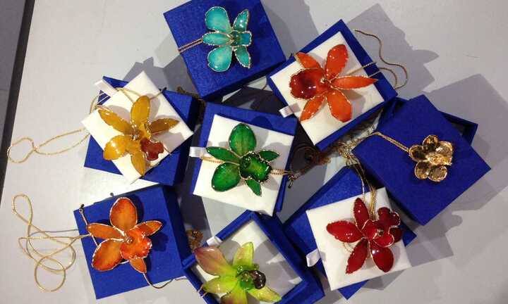 ‘Sốt’ dây chuyền hoa lan thật mạ vàng 24k