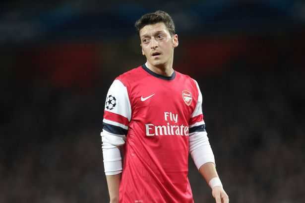 Arsenal 'ném tiền qua cửa sổ', Ozil khổ sở trần tình
