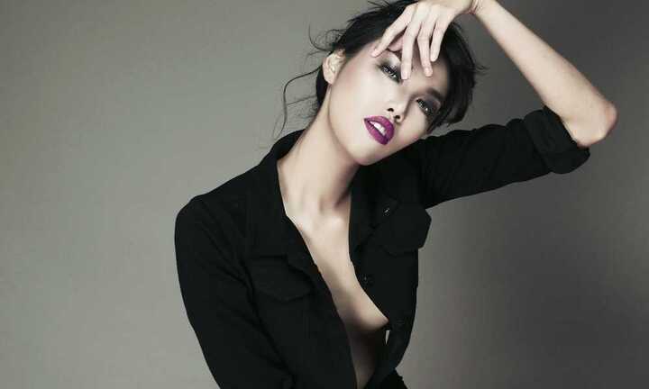 Siêu mẫu Lan Khuê quyến rũ giám khảo Hồng Việt