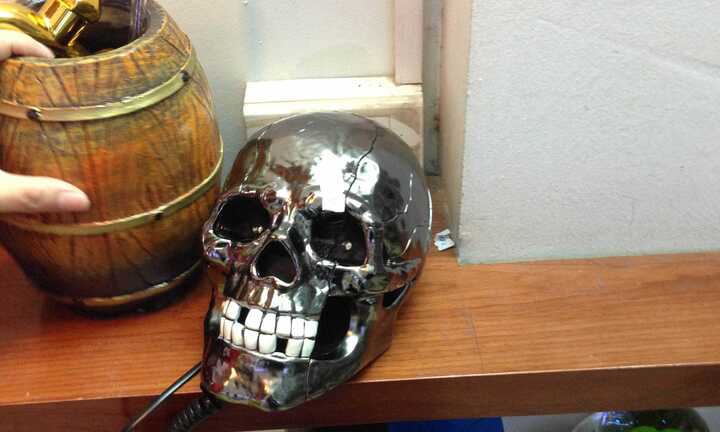 Quà độc 8/3: Điện thoại hình đầu lâu gây sốc