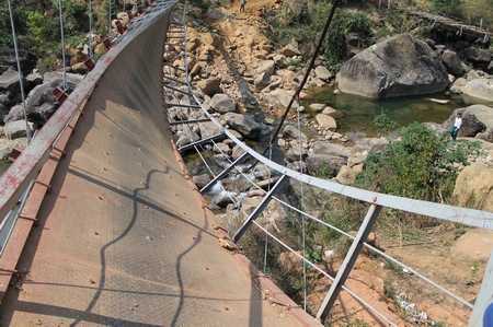 Hà Nội ‘giật mình’ sau sự cố sập cầu Chu Va