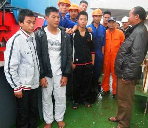 Cứu 2 ngư dân trôi dạt nhiều giờ trên biển