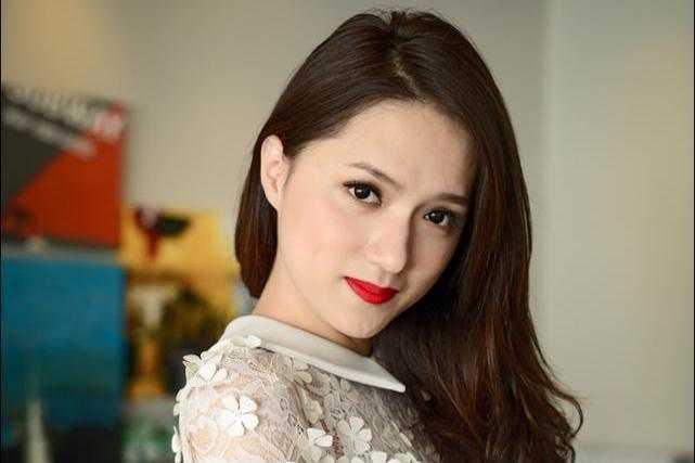 Hương Giang chuyển giới da trắng gợi cảm hút mắt