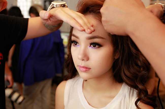 Minh Hằng rạng rỡ với mặt mộc
