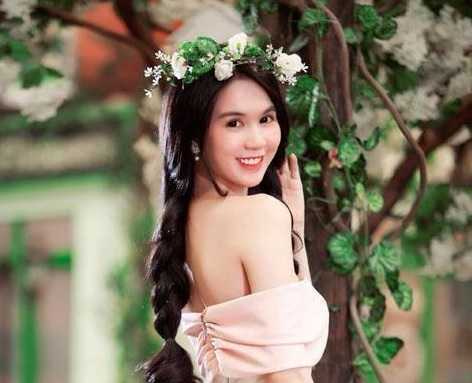 Ngọc Trinh buông lơi vai trần gợi cảm