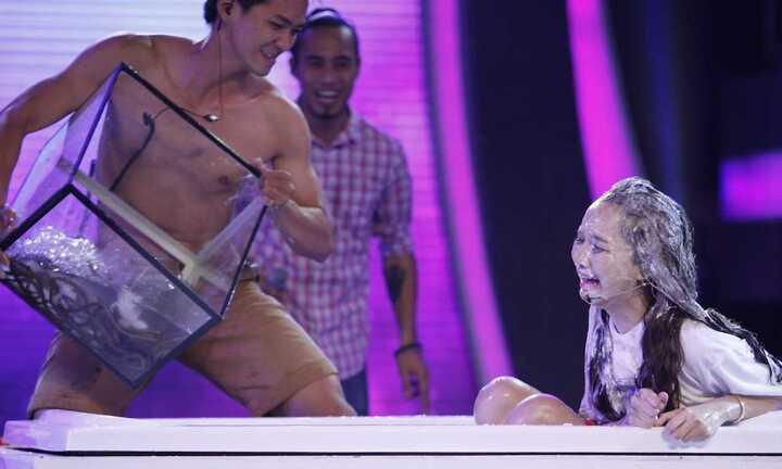 Hot girl bị ném lươn, ếch vào người