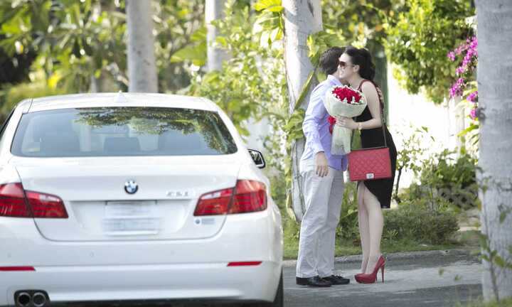 Lộ ảnh 'Mỹ nhân Sài Thành' được trai Tây đón bằng xe sang