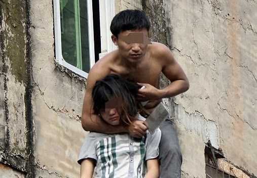 Kề dao vào cổ bé gái cướp bông tai