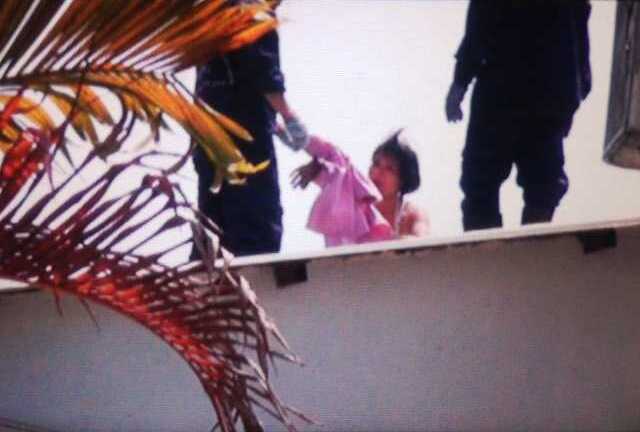 Giải cứu một phụ nữ 'quậy tưng' trên nóc trụ sở công an