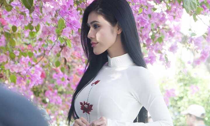 Tình cũ Hà Dũng khoe thân hình đồng hồ cát